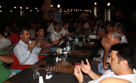 Ak Parti’den Gazetecilere İftar Yemeği