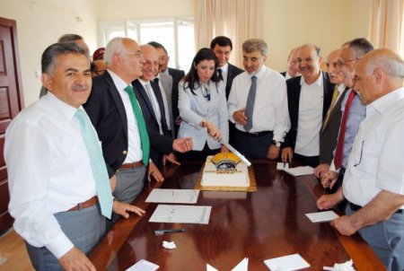 Ak Parti'den Pastalı Kutlama