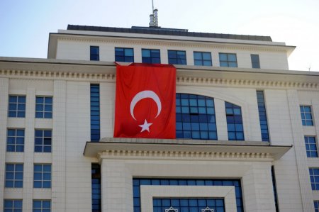 AK Parti'den saldırıya Türk bayraklı tepki