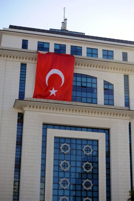 AK Parti'den saldırıya Türk bayraklı tepki