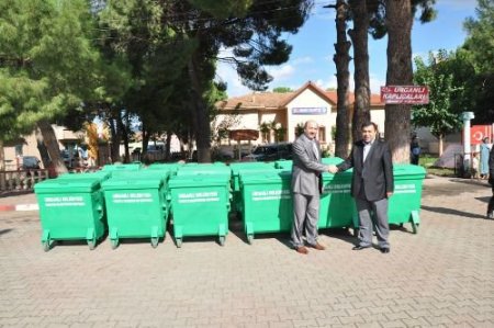 Ak Partili Belediye, Mhp'li Belediyeye Çöp Konteynerı Verdi