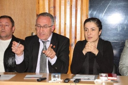 AK Parti'li belediye meclis üyeleri: Hukuksuzluğa karşı savaşımız sürecek