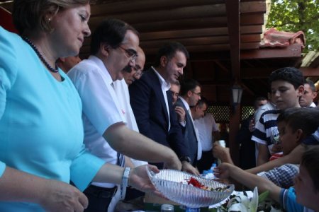 Ak Partili Çelik, Suriyeli Sığınmacılarla Bayramlaştı