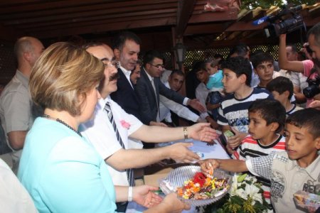 Ak Partili Çelik, Suriyeli Sığınmacılarla Bayramlaştı