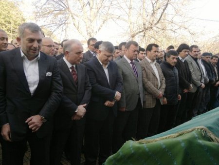 AK Parti'li Çetin, annesini son yolculuğuna uğurladı