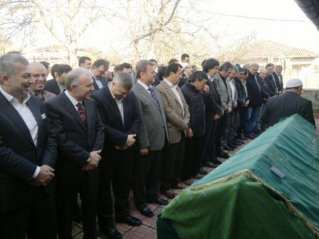 AK Parti'li Çetin, annesini son yolculuğuna uğurladı