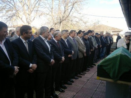 AK Parti'li Çetin, annesini son yolculuğuna uğurladı