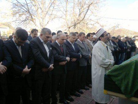 AK Parti'li Çetin, annesini son yolculuğuna uğurladı