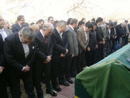 AK Parti'li Çetin, annesini son yolculuğuna uğurladı