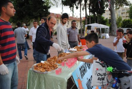 Ak Parti'li Gençler 5 Bin Kişiye Kandil Simidi Ve Gül Şerbeti Dağıttı