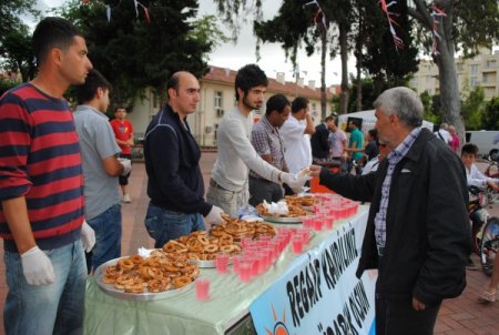 Ak Parti'li Gençler 5 Bin Kişiye Kandil Simidi Ve Gül Şerbeti Dağıttı