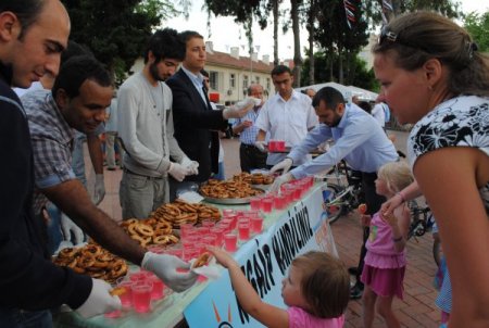 Ak Parti'li Gençler 5 Bin Kişiye Kandil Simidi Ve Gül Şerbeti Dağıttı