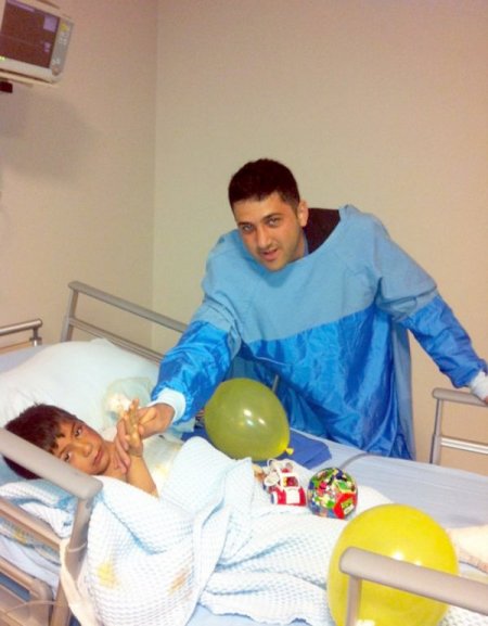 AK Partili gençler Esed'in bombalarıyla yaralanan çocukları ziyaret etti