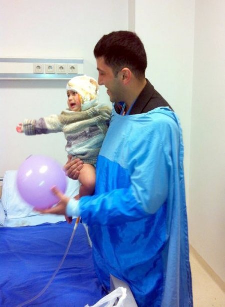 AK Partili gençler Esed'in bombalarıyla yaralanan çocukları ziyaret etti