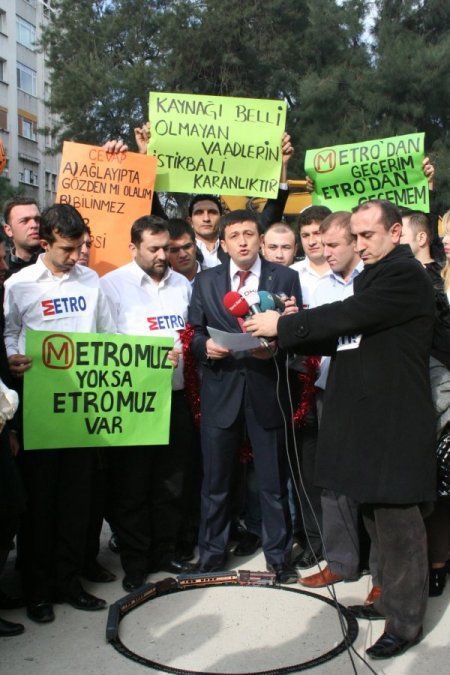 Ak Partili Gençler: Metroyu Bitiremeyen Kocaoğlu Sorumluluğu Almak Yerine Hükümeti Suçluyor