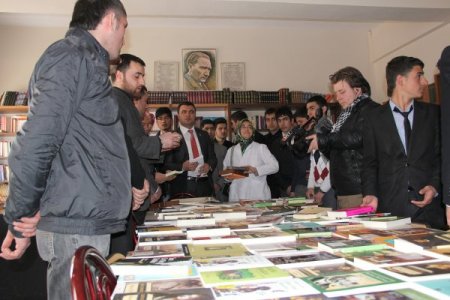 Ak Partili Gençlerden Abdulsamed Bal Anadolu İmam Hatip Lisesi'ne Kitap Bağışı