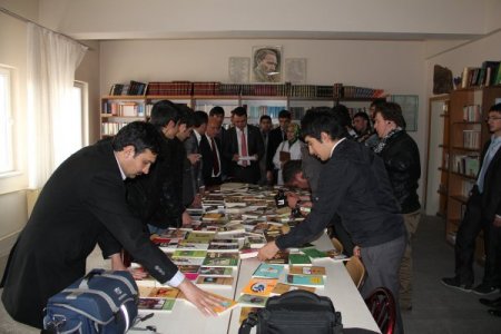 Ak Partili Gençlerden Abdulsamed Bal Anadolu İmam Hatip Lisesi'ne Kitap Bağışı