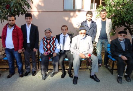 AK Parti'li gençlerden huzurevindeki yaşlılara bayram ziyareti