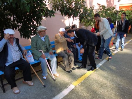 AK Parti'li gençlerden huzurevindeki yaşlılara bayram ziyareti