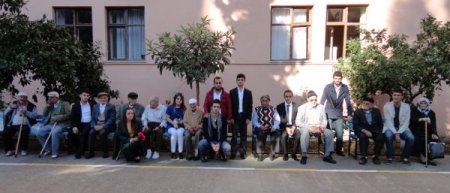 AK Parti'li gençlerden huzurevindeki yaşlılara bayram ziyareti