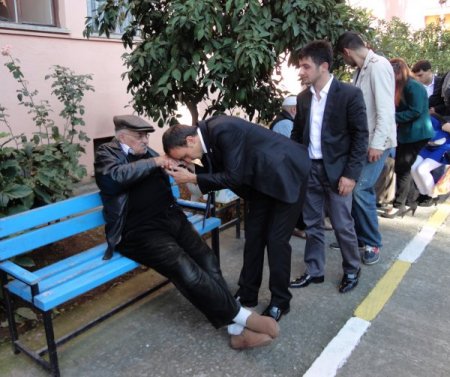 AK Parti'li gençlerden huzurevindeki yaşlılara bayram ziyareti