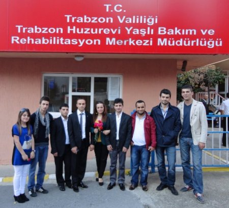 AK Parti'li gençlerden huzurevindeki yaşlılara bayram ziyareti