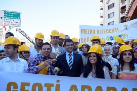 AK Partili gençlerden Kocaoğlu'na: Metro bitecekti, doğru mu Samet?