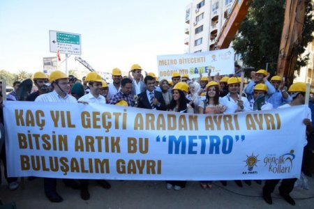 AK Partili gençlerden Kocaoğlu'na: Metro bitecekti, doğru mu Samet?