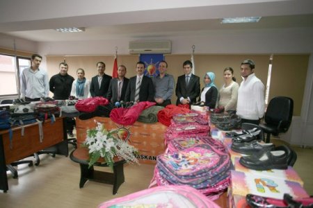 AK Parti'li gençlerden Şırnaklı öğrencilere giyecek yardımı