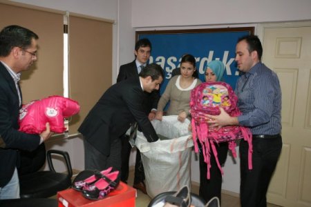 AK Parti'li gençlerden Şırnaklı öğrencilere giyecek yardımı