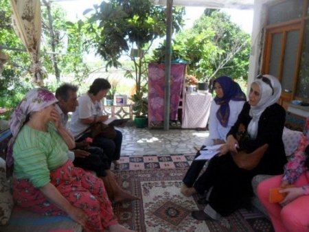 AK Parti'li hanımlar engelli ziyaretleriyle ailelere moral veriyor