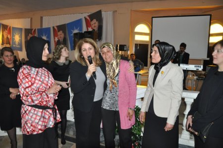 AK Partili kadınlar, ‘Kadınlar Günü’nü Kozan’da kutladı