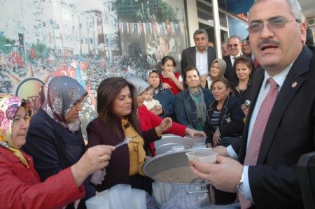 AK Partili kadınlar aşure dağıttı