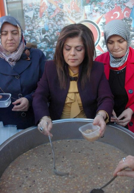 AK Partili kadınlar aşure dağıttı