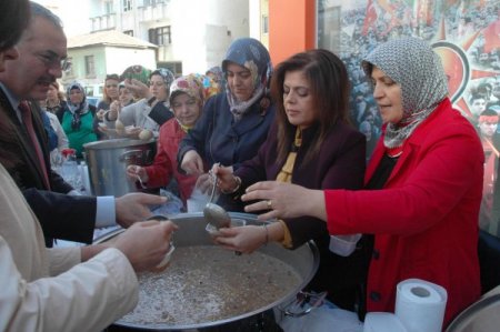 AK Partili kadınlar aşure dağıttı