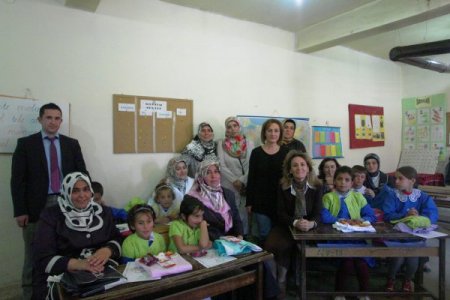 AK Parti'li kadınlar köy okulunu ziyaret etti
