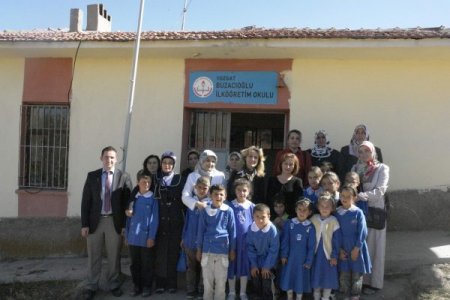 AK Parti'li kadınlar köy okulunu ziyaret etti