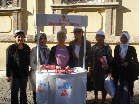 Ak Partili Kadınlardan Demokrasi Standı