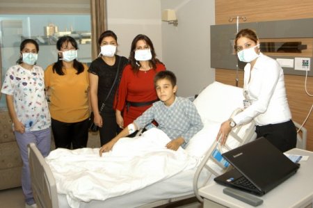 AK Partili kadınlardan lösemi hastalarına moral ziyareti