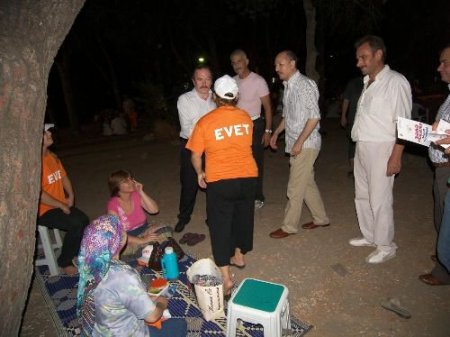 Ak Partili Vekil Okuma Bilmeyen Vatandaşlara Referandum Kitapçığını Okudu