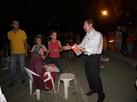 Ak Partili Vekil Okuma Bilmeyen Vatandaşlara Referandum Kitapçığını Okudu