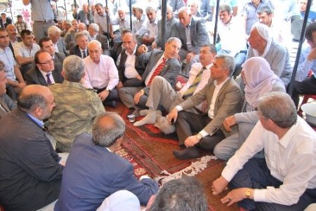 AK Partili vekiller Suruç'ta kan davalı aileleri barıştırdı