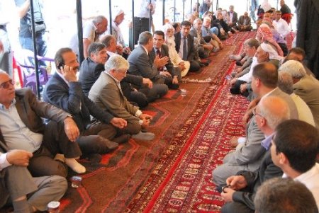 AK Partili vekiller Suruç'ta kan davalı aileleri barıştırdı