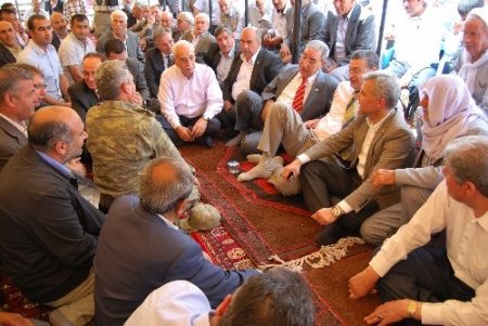 AK Partili vekiller Suruç'ta kan davalı aileleri barıştırdı