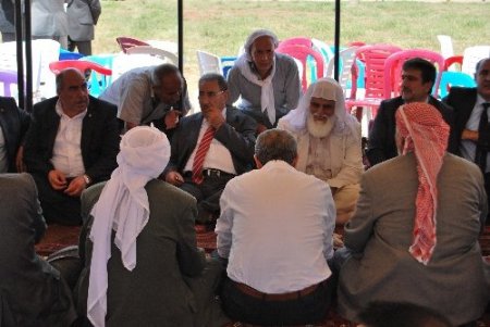 AK Partili vekiller Suruç'ta kan davalı aileleri barıştırdı