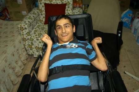 AK Partililer Adanalı engellinin yüzünü güldürdü