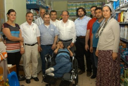 AK Partililer Adanalı engellinin yüzünü güldürdü