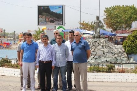 AK Partililer Akçay kordonunda basın toplantısı düzenledi