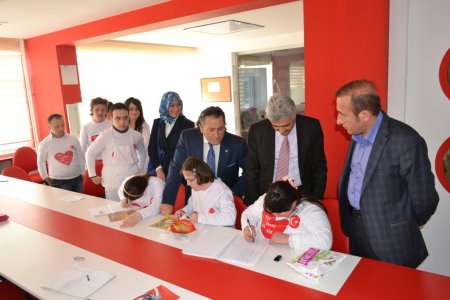 AK Partililer Down Sendorumlular Derneği'ni ziyaret etti