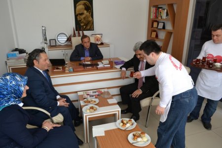 AK Partililer Down Sendorumlular Derneği'ni ziyaret etti